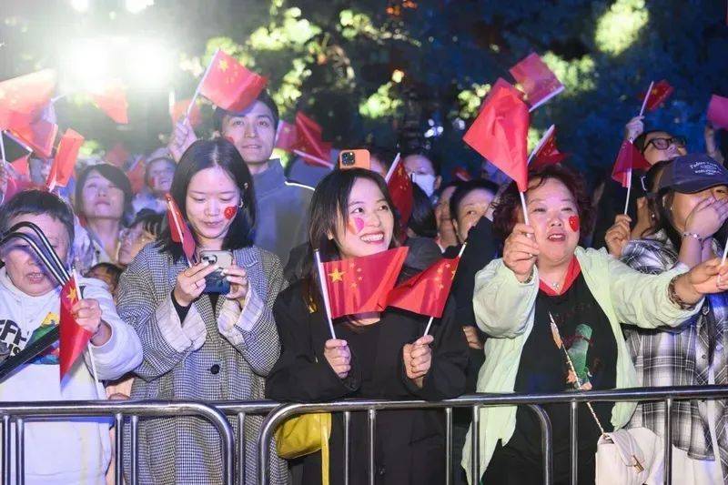 观众热情高涨,现场热度持续攀升 观众热情高涨,现场热度持续攀升