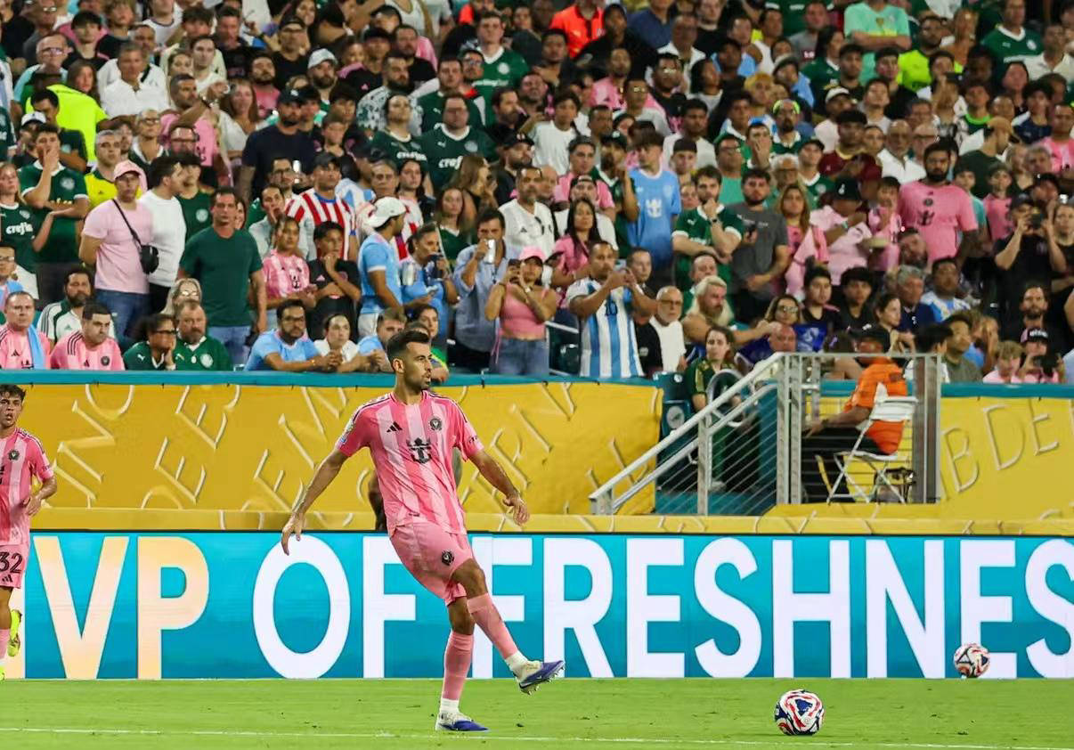 巴黎帕尔梅拉斯半程领先，梅西技术娴熟