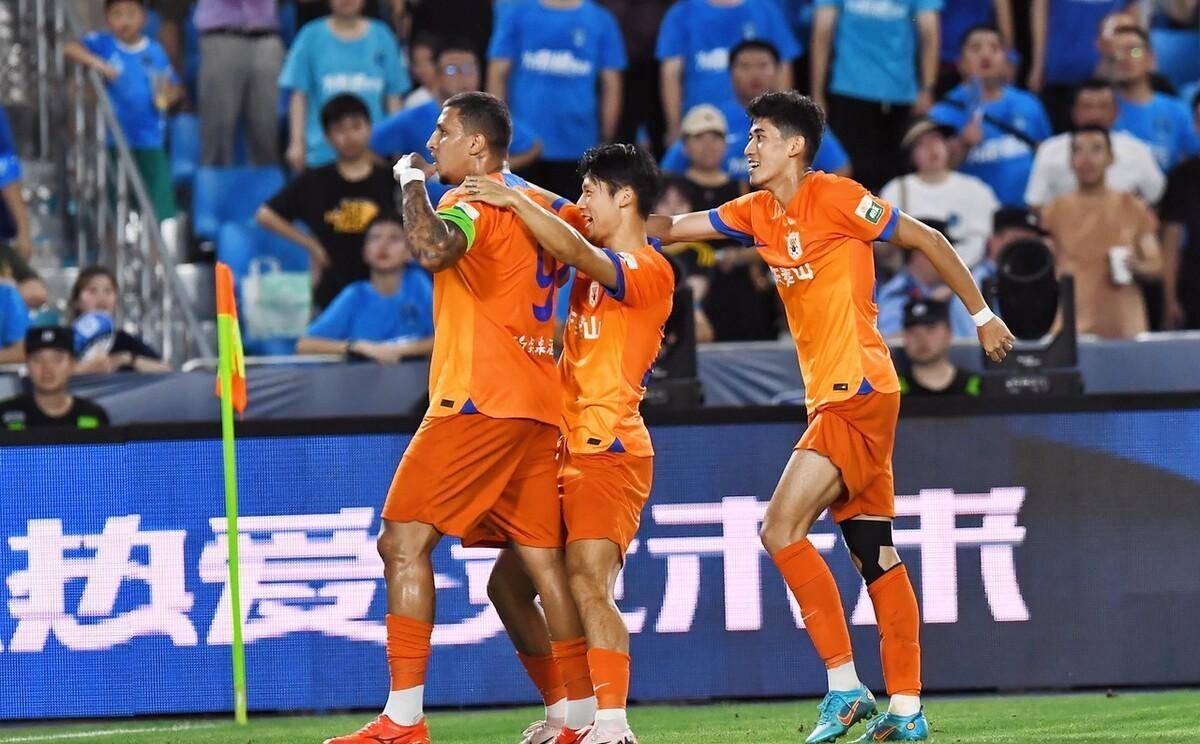 开云体育入口-国际赛事氛围热烈，球迷们为这场对决翘首以盼