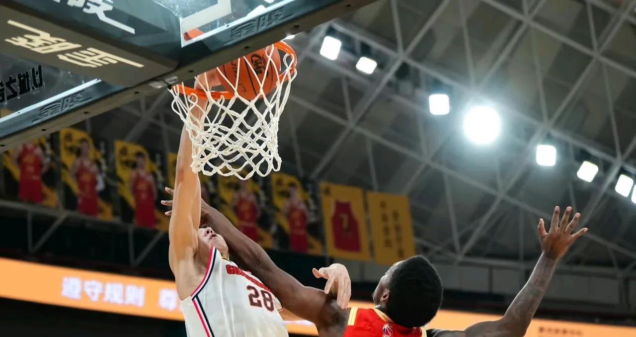 开云体育入口-广东男篮防守破绽暴露，需加强训练