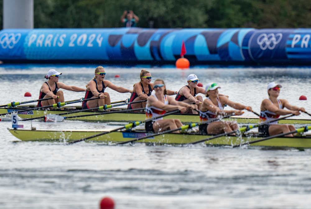 德国选手在赛艇比赛中夺得冠军