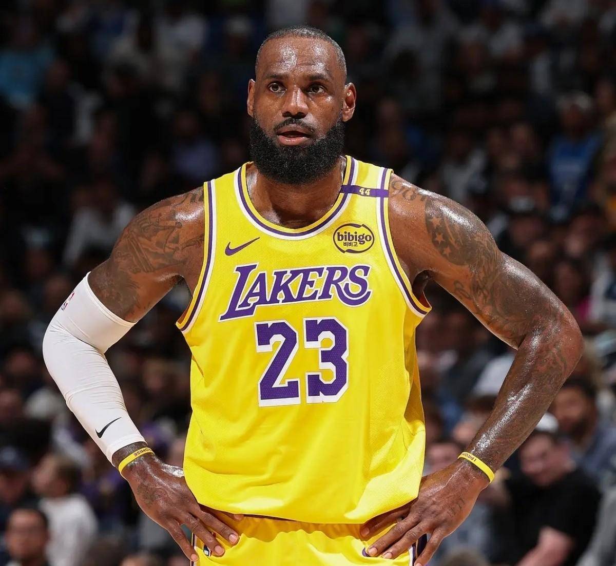 詹姆斯再度带队连克22战,湖人升至中锋的简单介绍 詹姆斯再度带队连克22战,湖人升至中锋的简单介绍