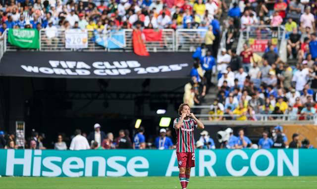 欧预赛球员展现超凡技艺，引发球迷热议的简单介绍