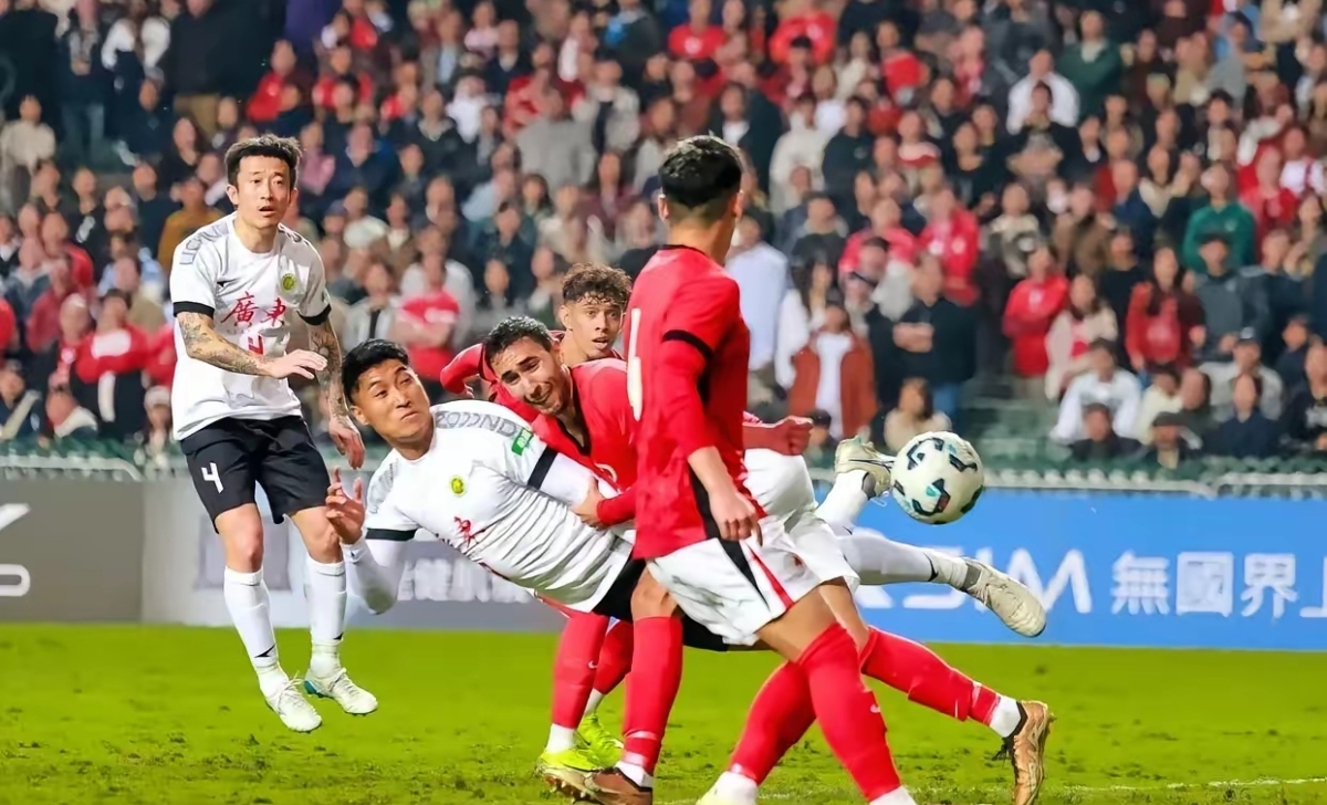 联赛中球员们呈现激烈比拼场面 联赛中球员们呈现激烈比拼场面