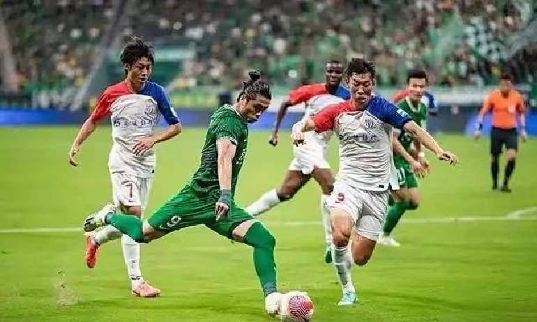 红黑争霸:北京中赫国安对阵上海绿地申花,中场厮杀 红黑争霸:北京中赫国安对阵上海绿地申花,中场厮杀