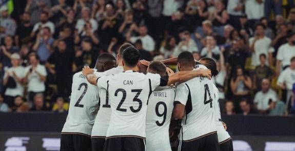 开云体育入口-欧洲杯赛场上球队风格迥异对决激烈