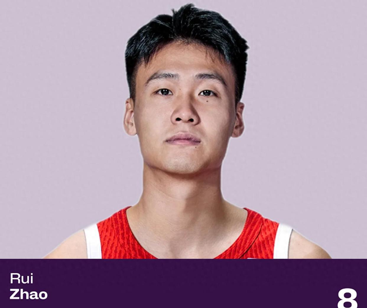 篮球球员努力提升技术水平，备战重要赛事