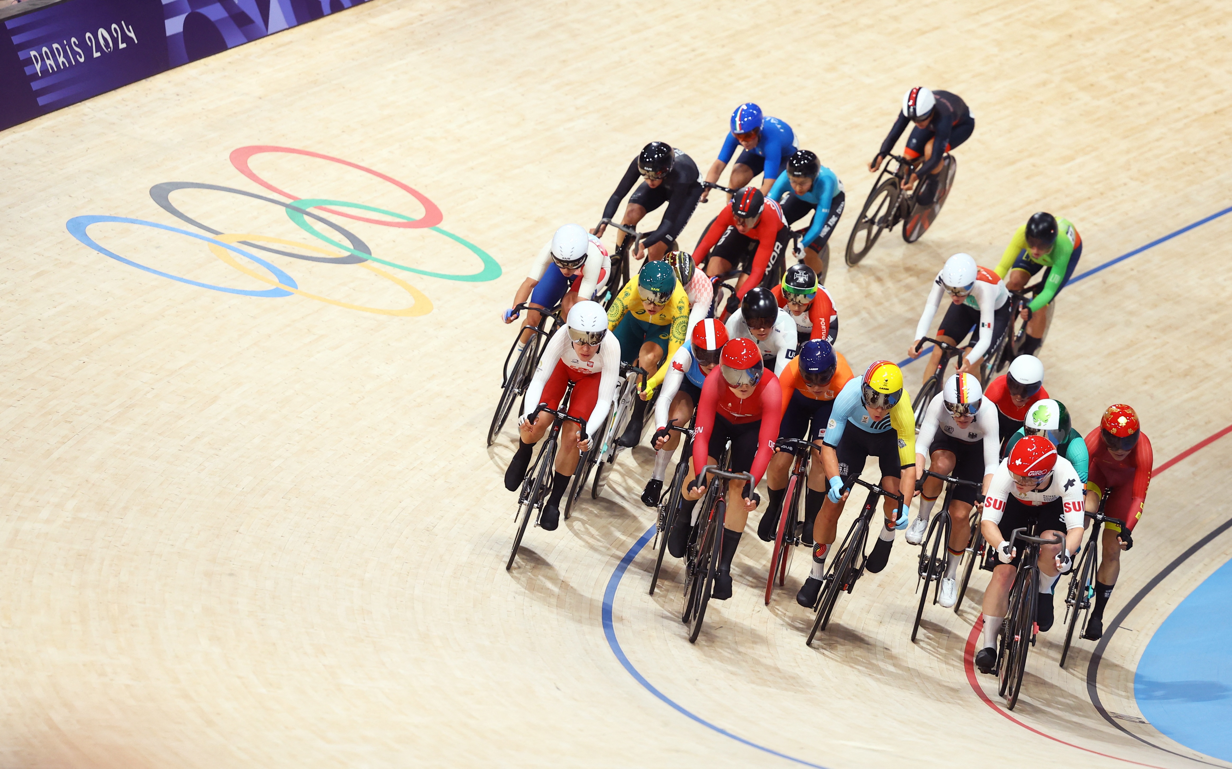 关于新西兰选手惊险获胜，击败对手赢得自行车赛的信息