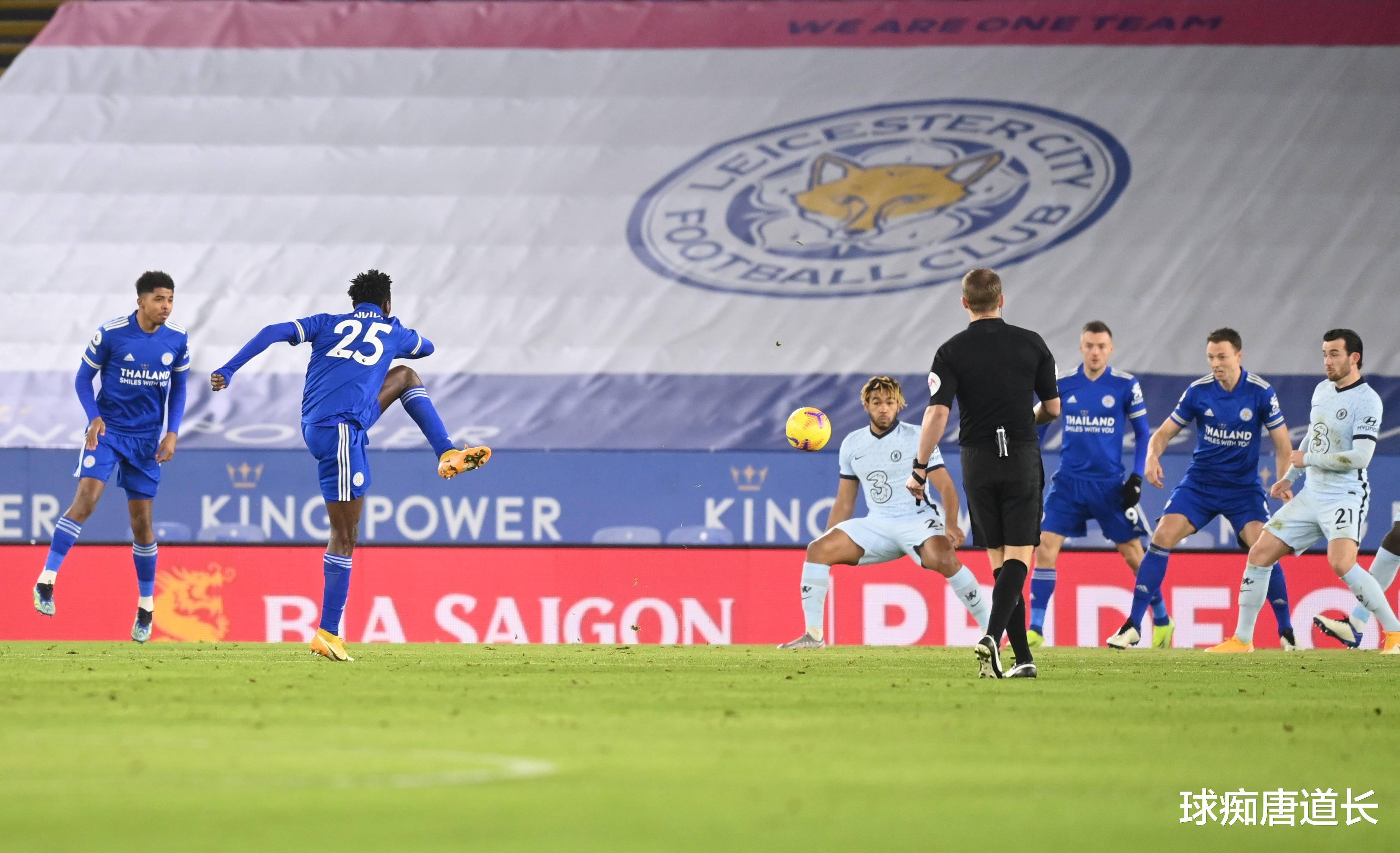 足球赛事中球员实力对决，争夺胜利的荣耀