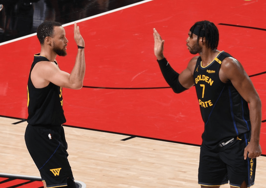 篮球赛事中勇士战胜对手成功晋级