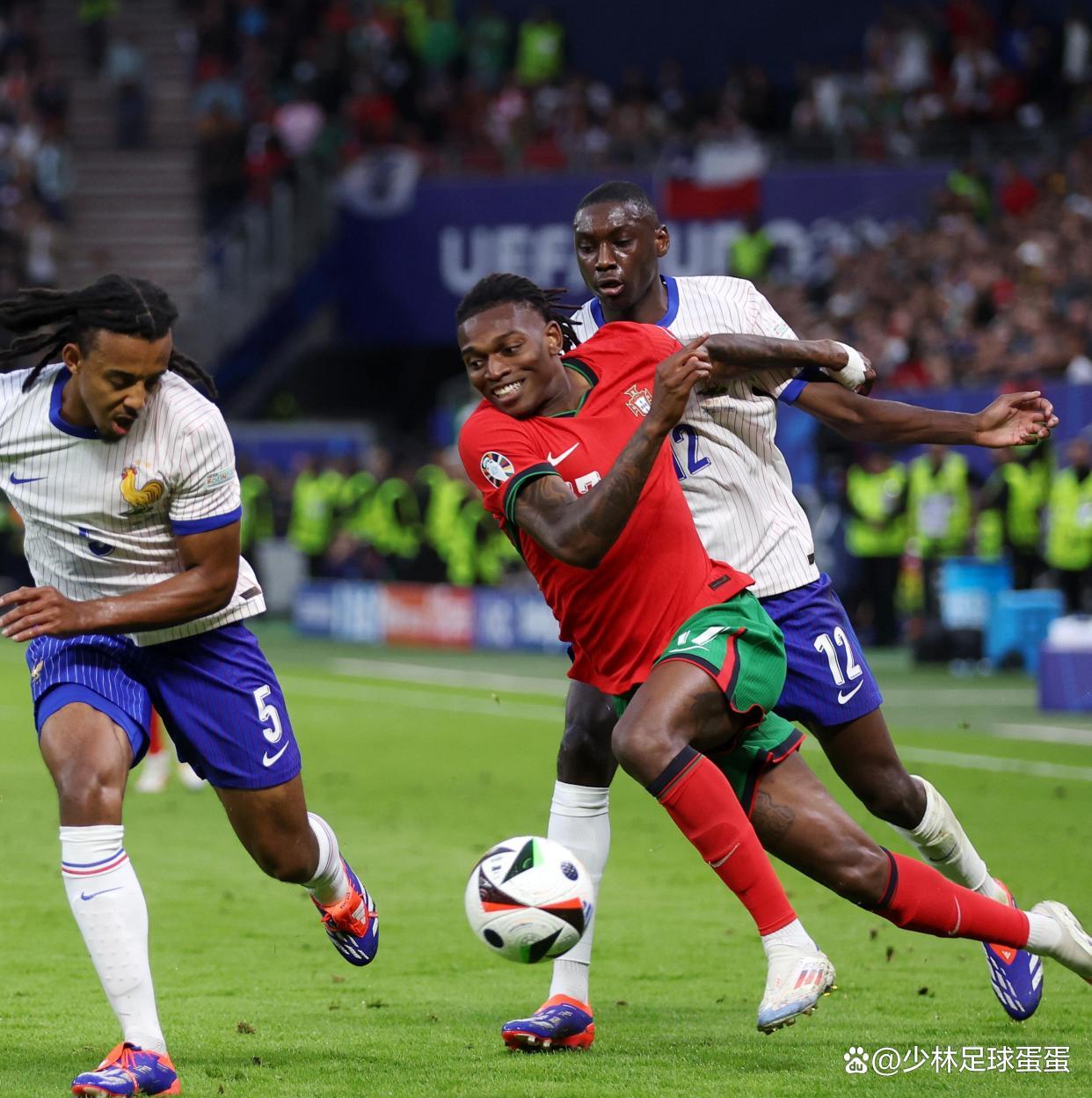 包含西班牙队稳健晋级之势，国际赛事中表现抢眼的词条