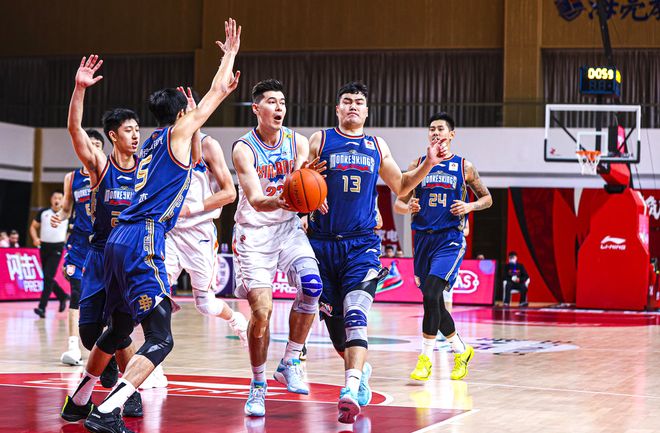 包含汉堡队主场大胜，连胜势头强劲的词条