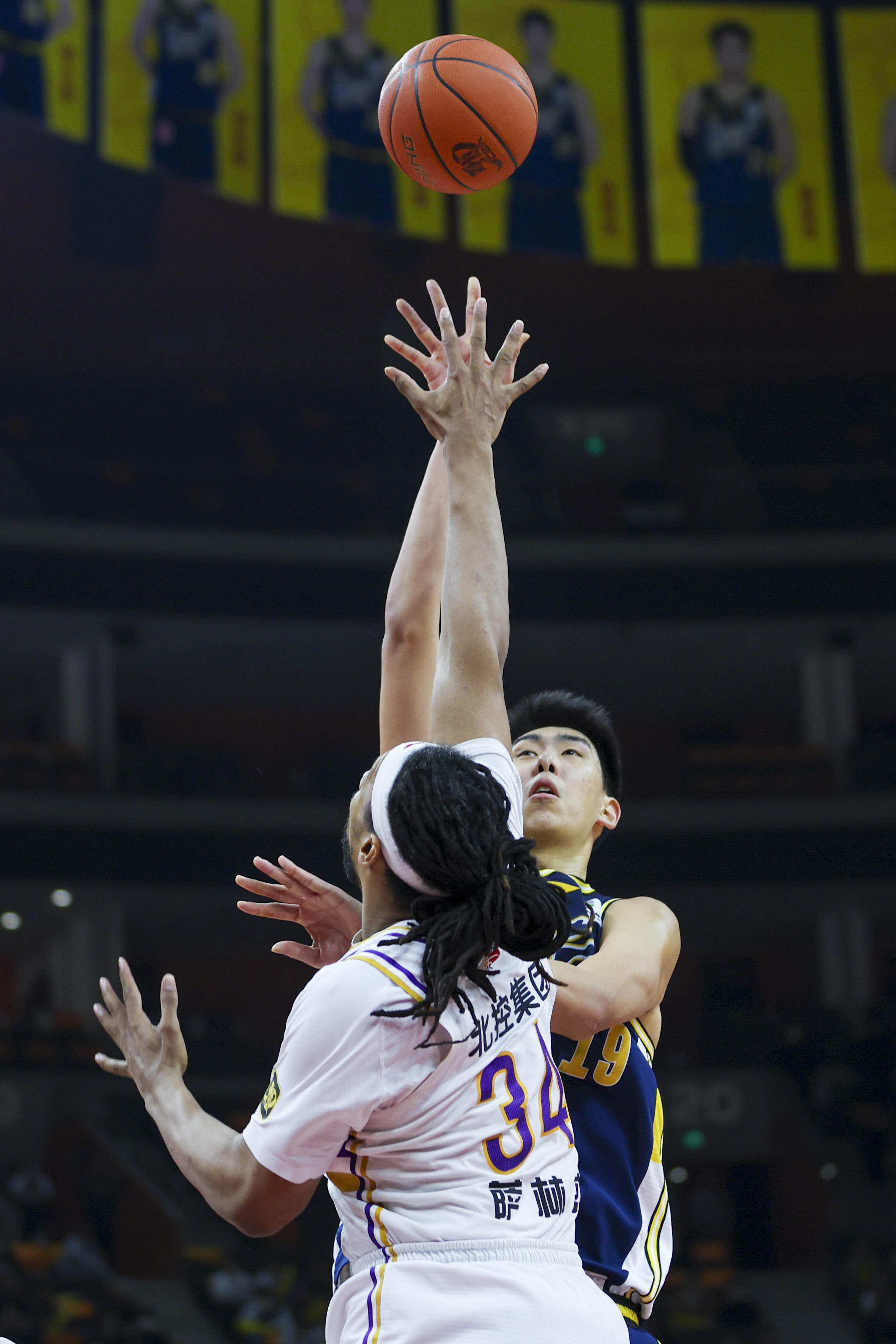 关于全国篮球大赛紧张进行，球员斗志昂扬的信息