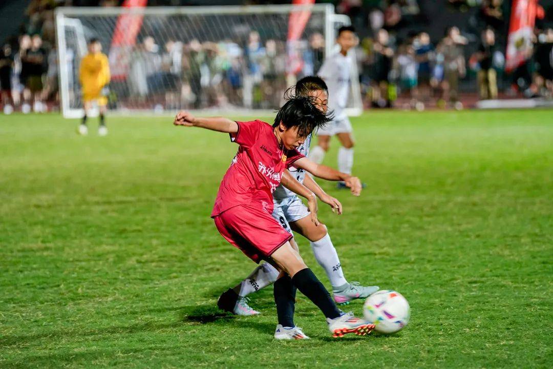 开云下载-江西绿茵门将神勇扑救，帮助球队守住胜果