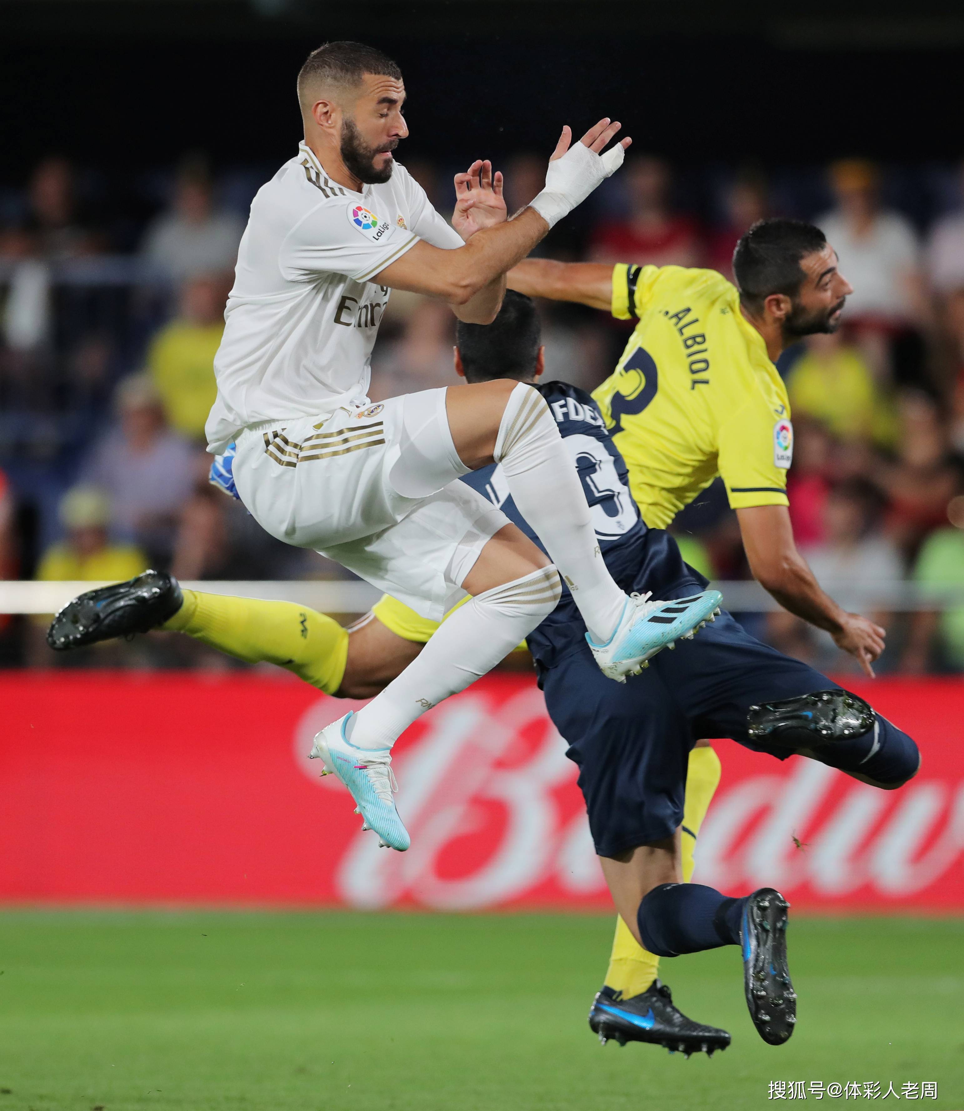 关于热血激荡！足球比赛赛场上的焦点的信息