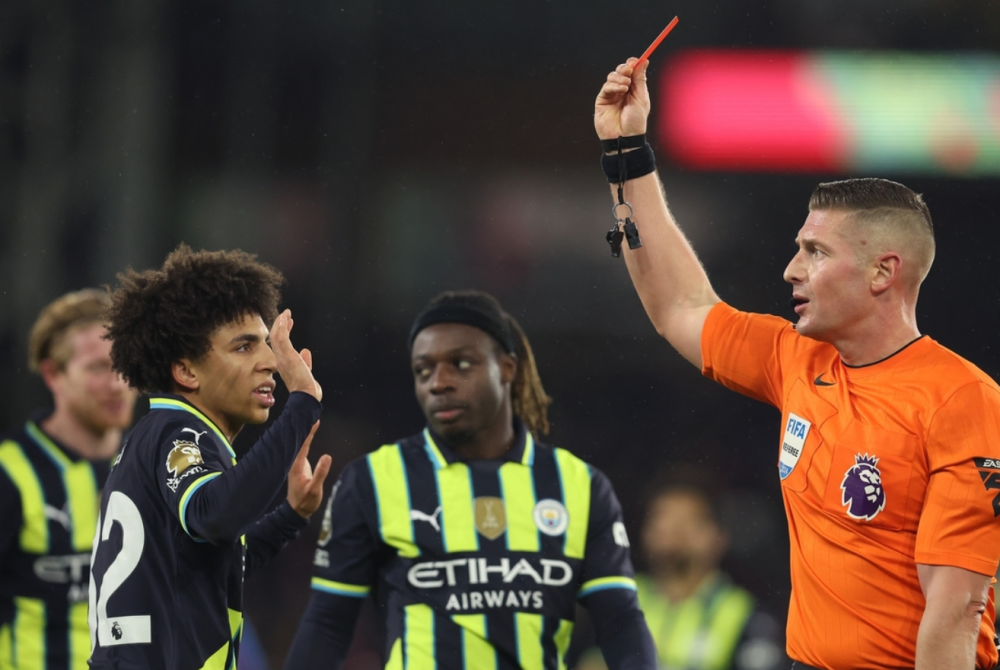 开云平台-曼联爆冷落败，英超球队备战面对挑战