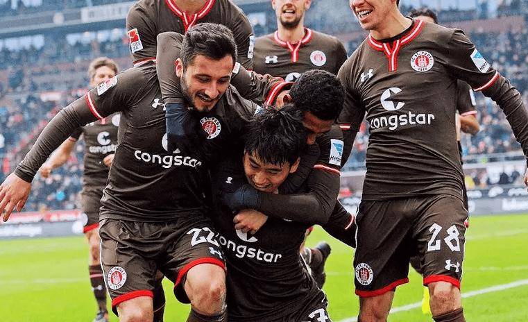 沙尔克04主场大胜,攻守俱佳 沙尔克04主场大胜,攻守俱佳